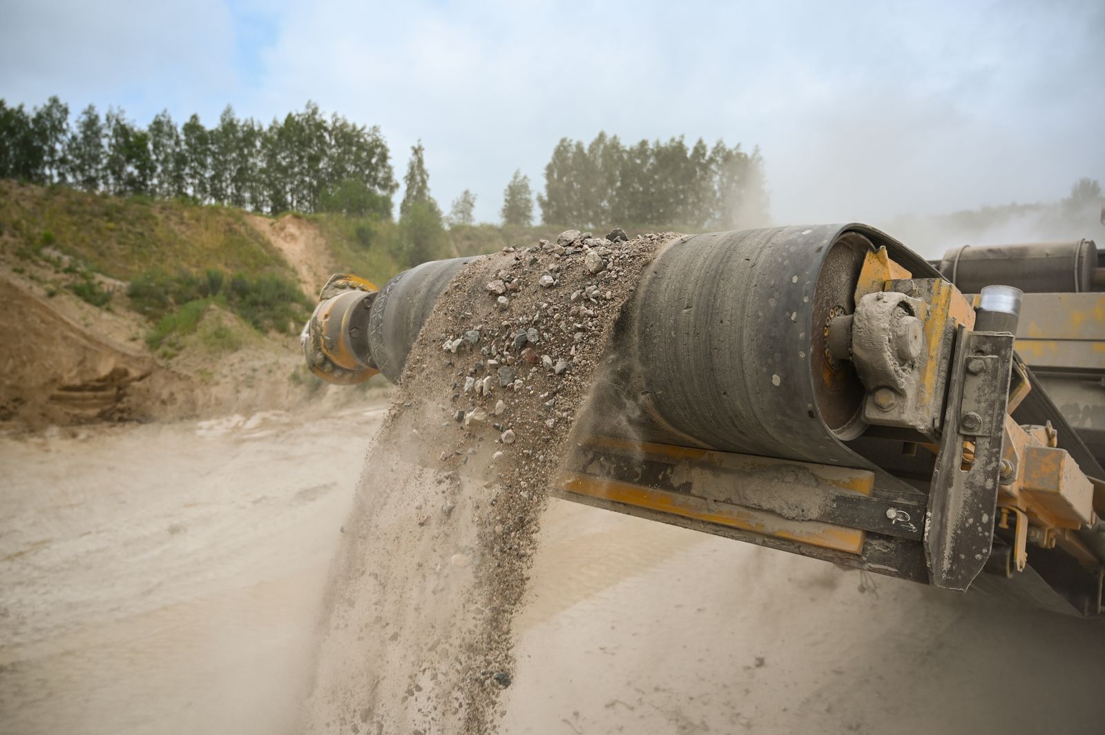 Conveyor head pulley moving aggregate at an outdoor site